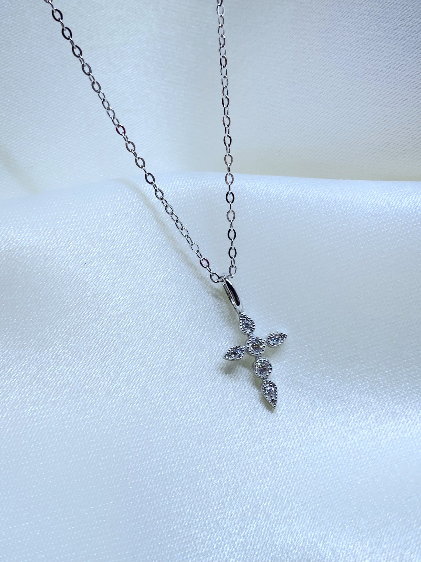 Cadenita mini Cruz Plateada
